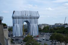 A művész hatvanéves terve vált valóra: becsomagolták a Diadalívet Párizsban