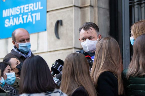 Mérlegelik a hatóságok, tegyék-e kötelezővé az oltást különböző csoportoknak