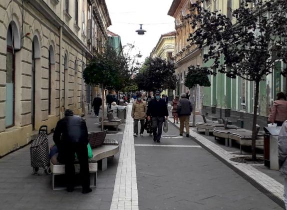 Újból bevezetik a maszkviselési kötelezettséget Arad megyében a zsúfolt közterületeken