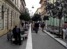 Újból bevezetik a maszkviselési kötelezettséget Arad megyében a zsúfolt közterületeken