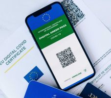 Hivatalos: hétfőtől kötelező a zöldigazolvány a nyilvános helyeken 3 ezrelék fölött