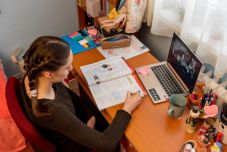 Két Hargita megyei iskola egy-egy osztálya tér át online tanrendre