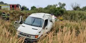 Súlyos állapotban, helikopterrel szállították kórházba a felborult autó vezetőjét 
