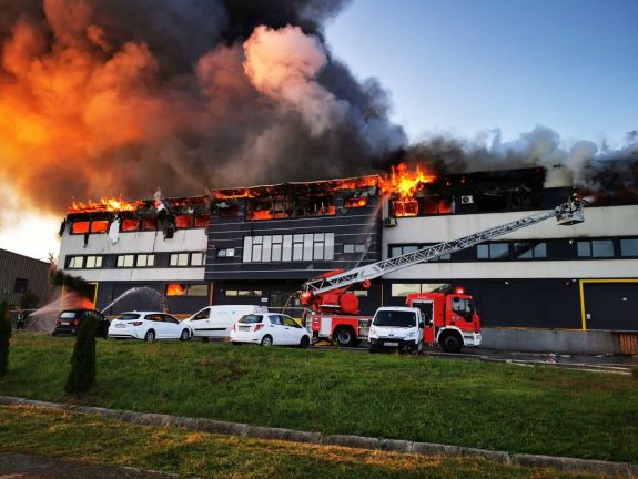 FRISSÍTVE - Kigyulladt a kolozsvári Tetarom ipari park egyik csarnoka