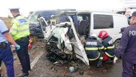 Két furgon és egy személyautó ütközött össze: négyen meghaltak, ketten megsérültek