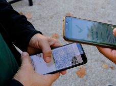 Jóváhagyta a szenátus a Covid-igazolvány belföldi használatáról szóló törvénytervezetet