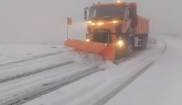 Teljes gőzzel dolgoznak a hókotrók a Transzfogarasi-úton