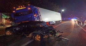 Kamionnak csapódott a személyautó, mind a négy utasa meghalt