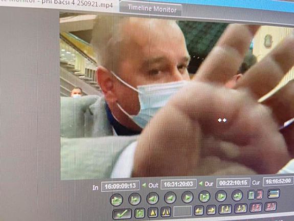 Lökdöstek egy újságírót a PNL-kongresszuson