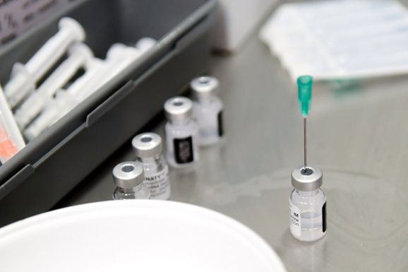 Több mint 700 ezer Pfizer-vakcina érkezik a hét elején Romániába