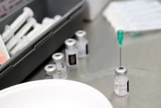 Több mint 700 ezer Pfizer-vakcina érkezik a hét elején Romániába