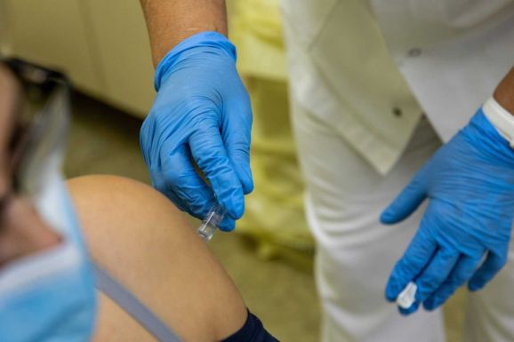 A beadott oltások majdnem felét a harmadik dózisra jelentkezők vették fel