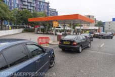 Katonai teherautósofőröket vetnek be a civil lakosság üzemanyag-ellátásának segítésére