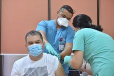 Az elsők között oltatta be magát a harmadik dózissal Cseke Attila és Kelemen Hunor