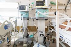 Súlyos állapotban lévő koronavírusos várandós nőt mentettek meg az orvosok