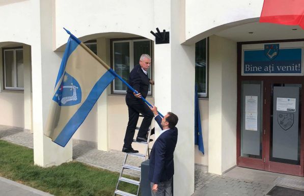 Kitűzték Háromszék zászlaját a megyeháza épületére