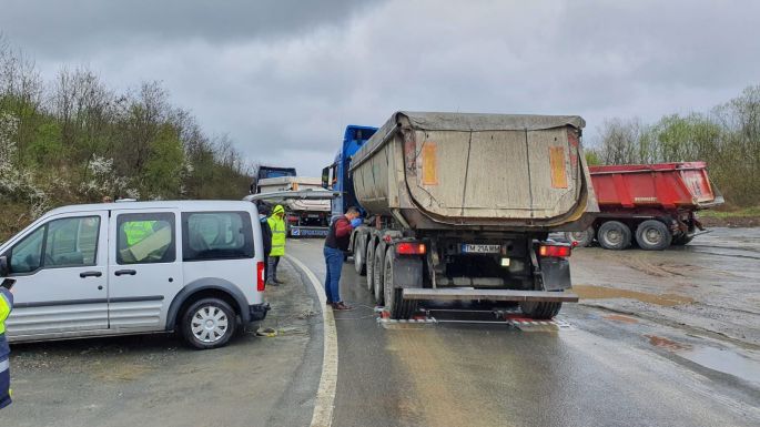 Mentesülhetnek a karantén alól a beoltott vagy negatív teszteredményű tehergépkocsi-vezetők