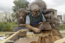 Hámok helyett ma bőrhegedűt fabrikál az erdővidéki bőrdíszműves