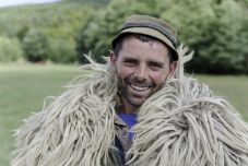 Medvékkel és farkasokkal harcol, ölében juhok és kutyák – lázban tartja az internetet esztenájáról a székelyföldi juhász