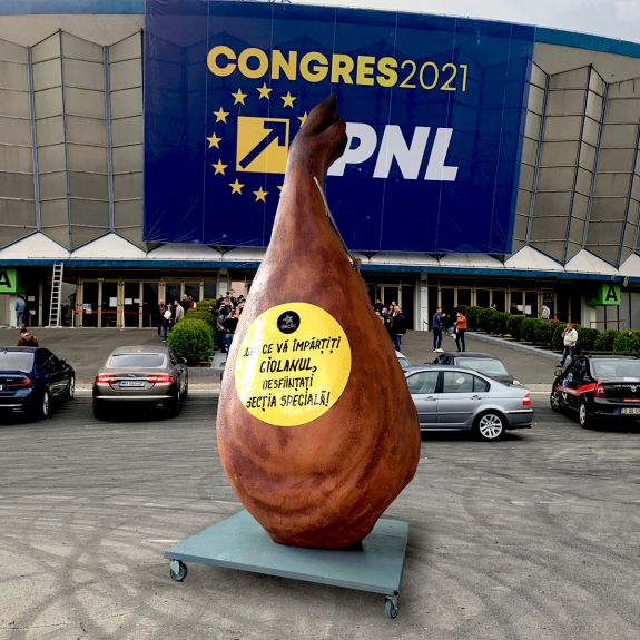 PNL-kongresszus: tüntetők fogadták a küldötteket