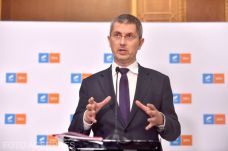 Bukhat a kormány - benyújtották az USR-Plus és az AUR bizalmatlansági indítványát