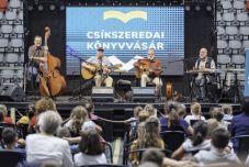 A Kaláka muzsikája nyitotta meg a Csíkszeredai Könyvvásárt