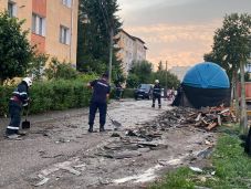 Tetőket bontott meg, fákat döntött ki és utcákat öntött el a szombat esti zivatar Désen és környékén