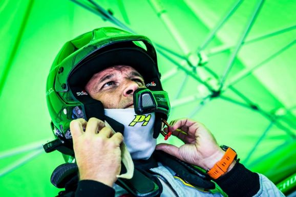 A sofőroktatás hiányosságai is felelősek a rengeteg közúti baleset miatt – így tekint a ralibajnok a száguldozó sofőrökre