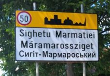 Háromnyelvű helységnévtáblát helyeztek ki Máramarosszigeten