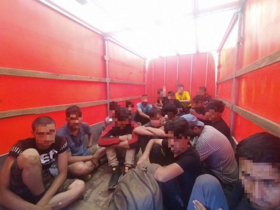 Tizenhét migránssal a kisteherautójában bukott le a román sofőr