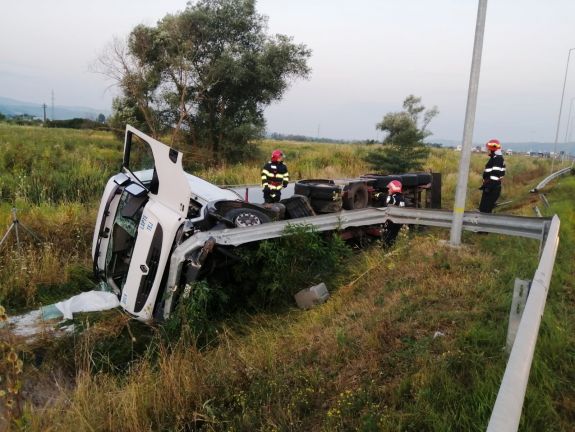 Felborult egy 20 ezer liter tejet szállító tartálykocsi az A1-es autópályán