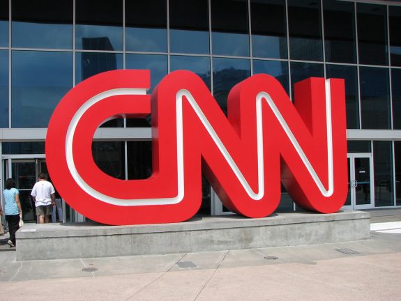 Kirúgta a CNN három alkalmazottját, mert beoltatlanul mentek dolgozni