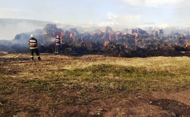 Mintegy 2700 szalmabála égett el a Kolozs megyei Pusztacsánban
