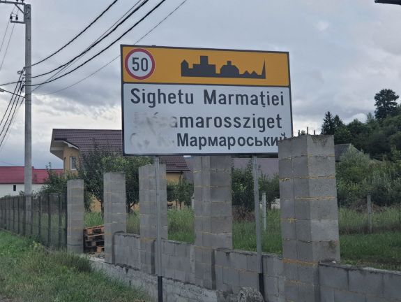 Alig került ki, máris lemázolták a háromnyelvű helységnévtáblát Máramarosszigeten