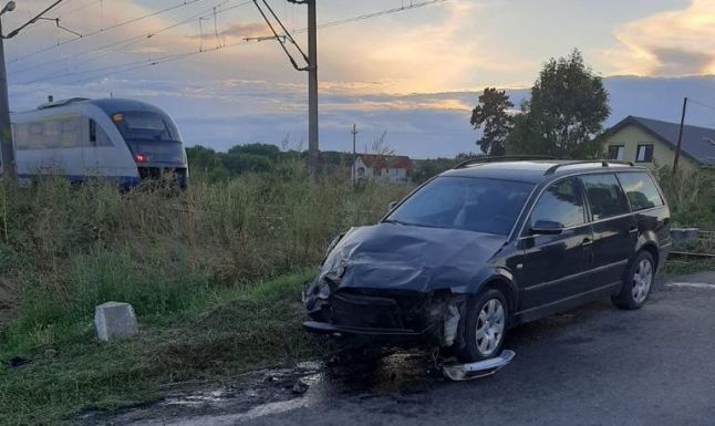 Élve megúszta az ütközést a vonattal egy Arad megyei sofőr