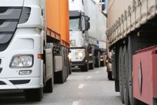 Fenyegetés: külföldre helyezik át székhelyüket a fuvarozók, ha megadóztatják a sofőrök napidíját