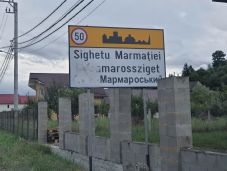 Alig került ki, máris lemázolták a háromnyelvű helységnévtáblát Máramarosszigeten