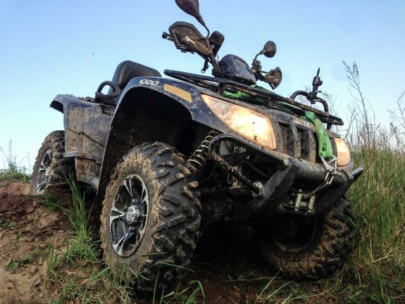 Életét veszítette egy férfi, párja súlyosan megsérült, amikor felborultak az ATV-vel