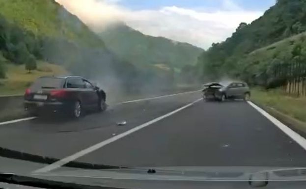 Áthajtott a záróvonalon és frontálisan ütközött a szemből érkező járművel