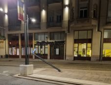 Leléptek a rendőrök, miután szolgálati autójukkal kidöntöttek egy oszlopot