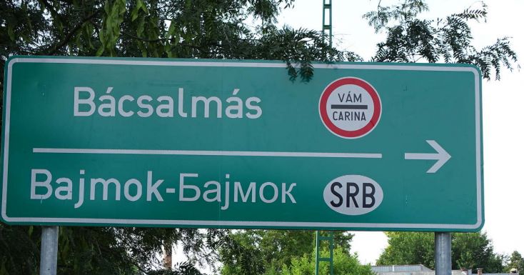Téglával dobálták a magyar rendőröket a migránsok a szerb-magyar határnál