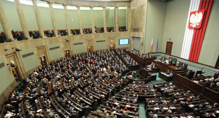 A lengyel szejm heves vitát követően jóváhagyta a médiatörvény módosítását