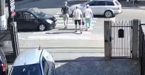 Fékezés nélkül a gyalogátjárón lévők közé hajtott egy kezdő sofőr