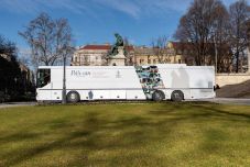 Begördül Nagyváradra a pálos rend történetét bemutató busz