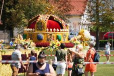 Debreceni virágkocsikkal és különleges süteményekkel ünnepelnek Bihar megyében 