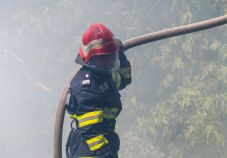 Lángokban áll egy 2000 négyzetméteres csarnoképület Bukarest mellett