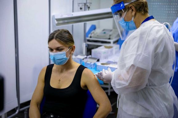 A mézesmadzagot és a korbácsot is bevetik Európában az oltási kampány felpörgetésére
