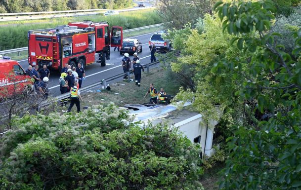 Nyolcan meghaltak, amikor árokba borult egy busz a magyarországi M7-es autópályán