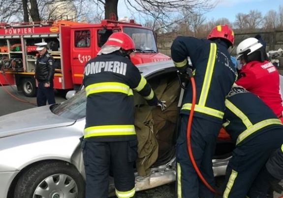 Meghalt egy férfi és négyen súlyosan megsérültek, amikor felborultak autójukkal