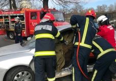 Meghalt egy férfi és négyen súlyosan megsérültek, amikor felborultak autójukkal